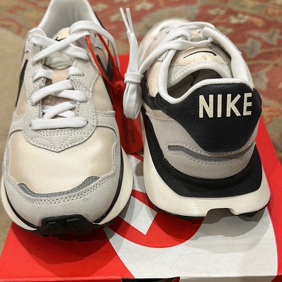 Nike Cream and Black Athletic Shoes - Picture 6 of 6